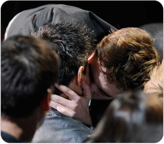 kristen stewart and robert pattinson kissing 2011. kiss to Robert Pattinson