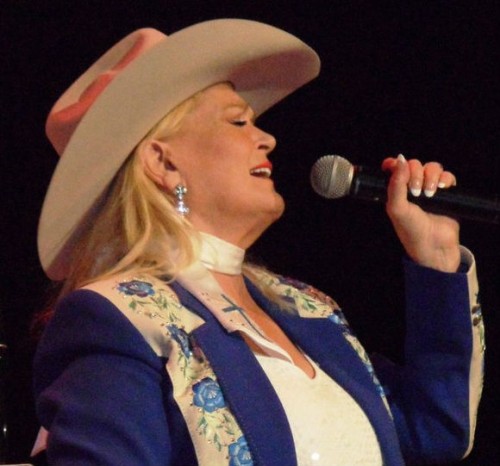 Lynn_Anderson_on_stage_April_2011